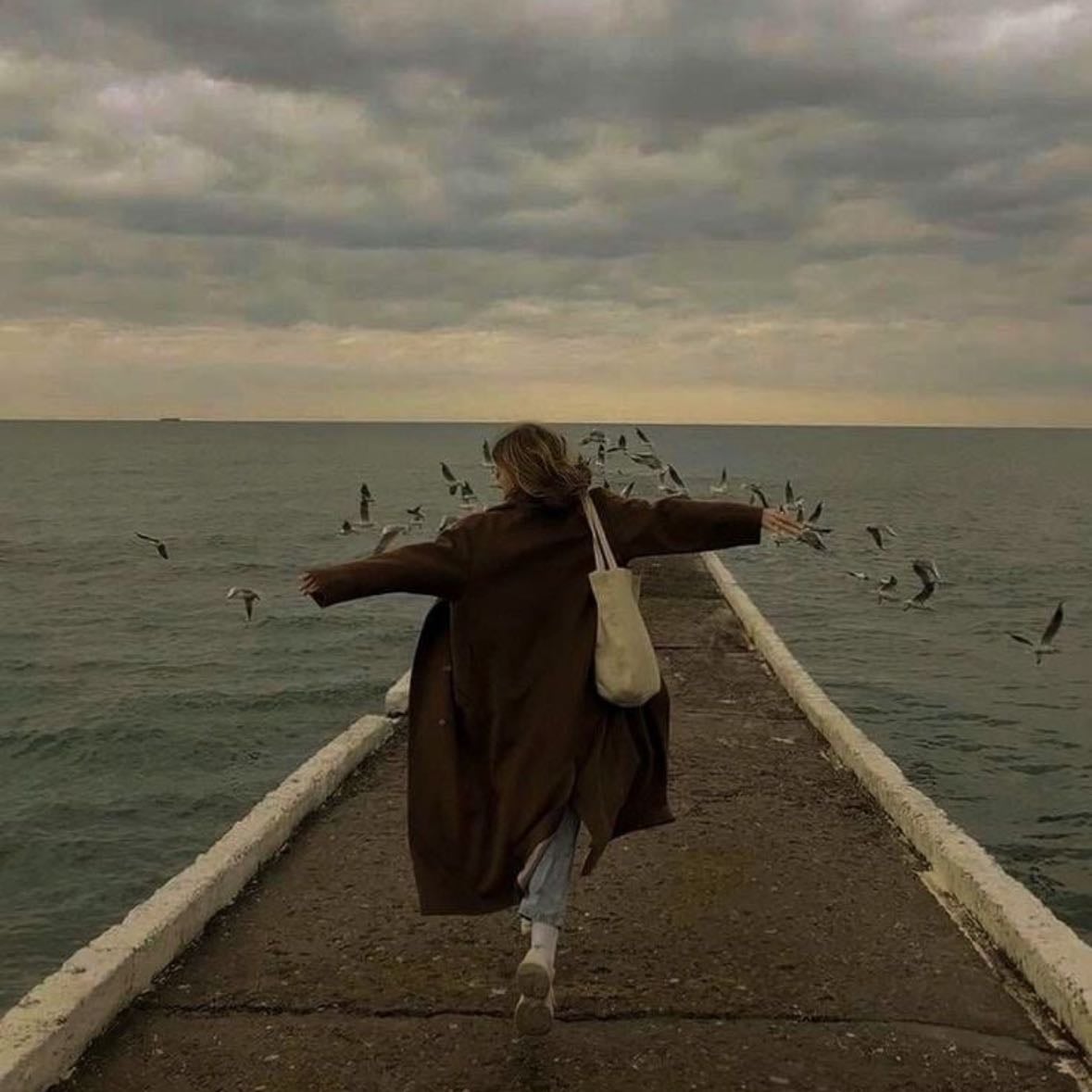 Sé tú misma - Siempre mantente fiel a ti misma, a tus pensamientos, tus creencias, tus sueños, tu forma de ser. No te digo que seas quien eras hace 1 año, porque es imposible, pues estamos en constante evolución para mejor, pero nunca dejes que nadie te robe tu esencia.