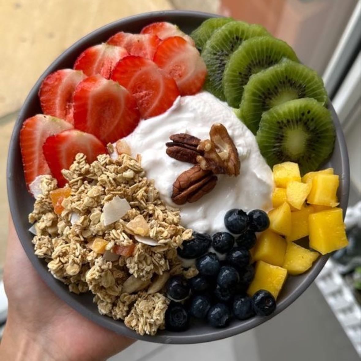Comer saludable - El hábito de comer balanceada y saludablemente no solo te ayudará a mejorar el aspecto físico, sino a sentirte mejor y prevenir enfermedades. Tu energía mejorará para bien, te sentirás más productiva y sobretodo no correrás tantos riesgos de salud.
