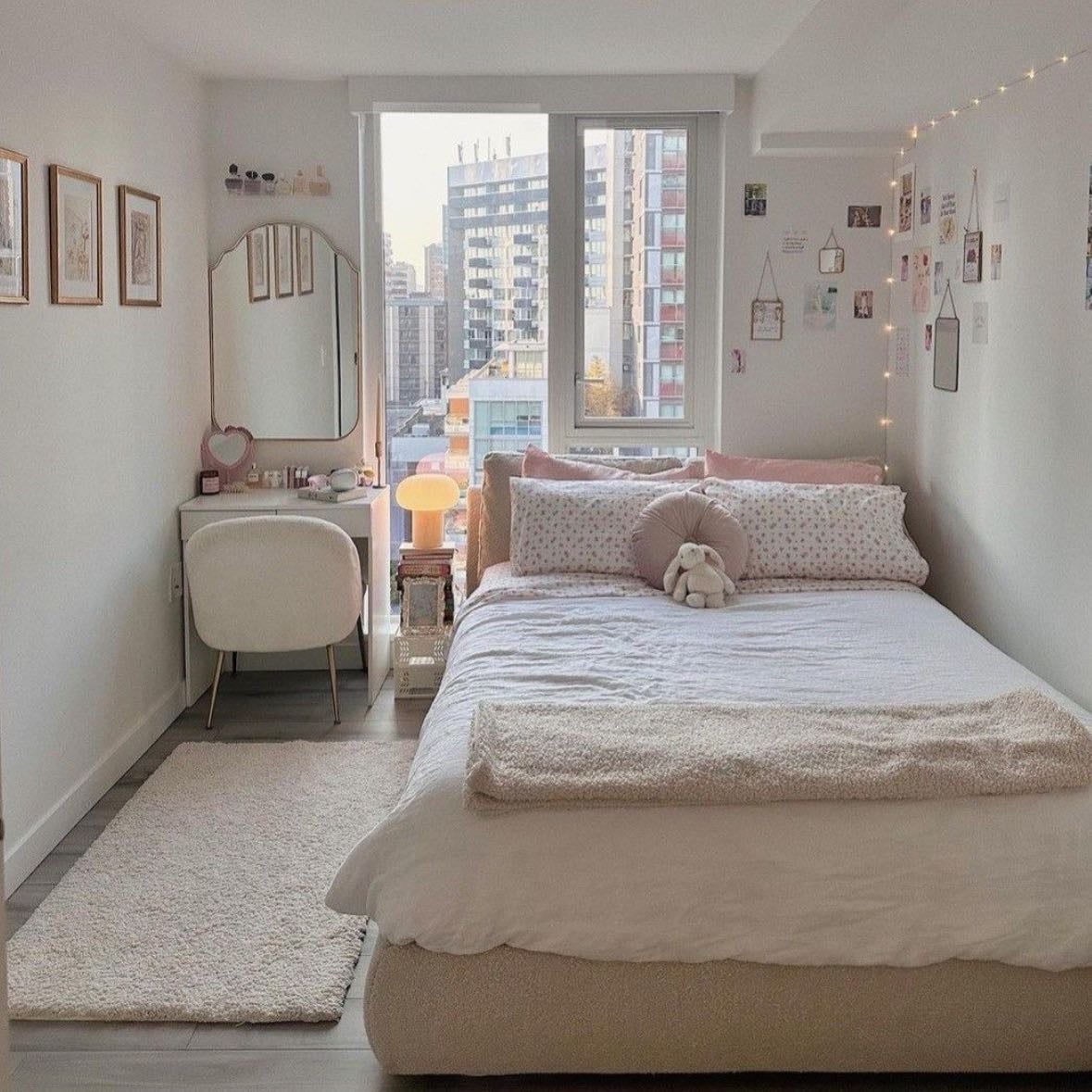 Habitación linda - Tu habitación es tu lugar seguro, y el lugar en el que pasas la mayor parte de tu tiempo. Adecuarla a tu estilo y de manera en que te haga sentir bien estar ahí es muy sano para tu mente.