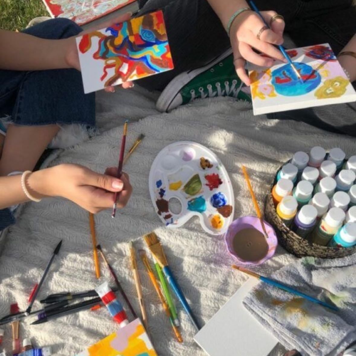 Hobbies - Elige un hobbie que quieras aprender o que ya sepas y te guste mucho desarrollar. En mi caso aprendí a tejer a crochet y me encanta dedicar mi tiempo libre a aprender nuevas guías. Es muy entretenido para la mente y ayuda a disminuir el estrés.