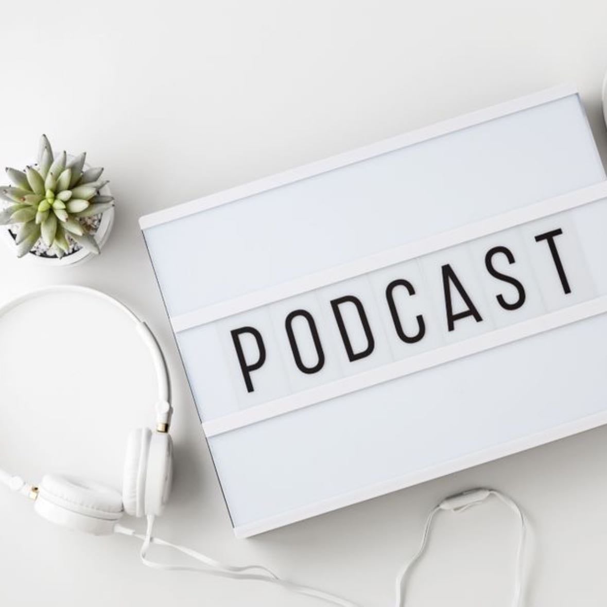 Escuchar podcasts - Los podcast de crecimiento personal créeme que si ayudan a mejorar mucho tu panorama. Desde cómo ves el mundo y hasta a tomar decisiones inteligentes. Escuchar podcast es un 10/10.