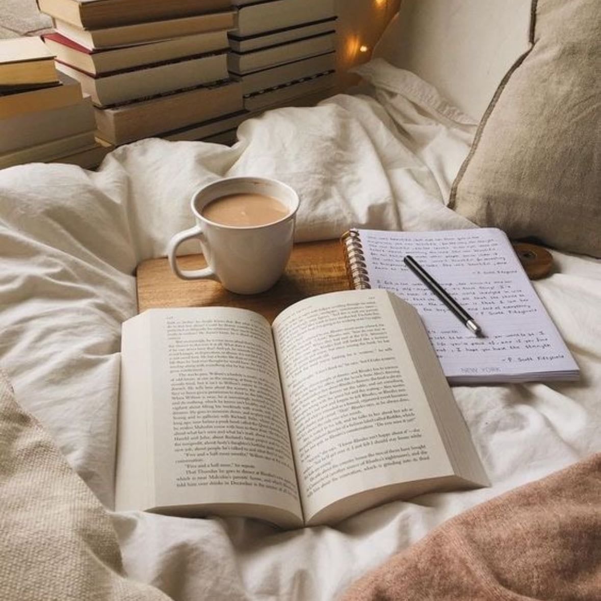 Leer - Al menos 15-20 minutos. El hábito de la lectura es muy saludable para tu creatividad, imaginación, comprensión lectora, elocuencia, capacidad de aprendizaje, comunicación, entre muchísimos más. Prolonga la capacidad de atención y creo que es muy importante ya que las redes sociales nos han educado para captar la atención completa durante 15 segundos y deslizar. ¡Comienza con libros que te interesen!
