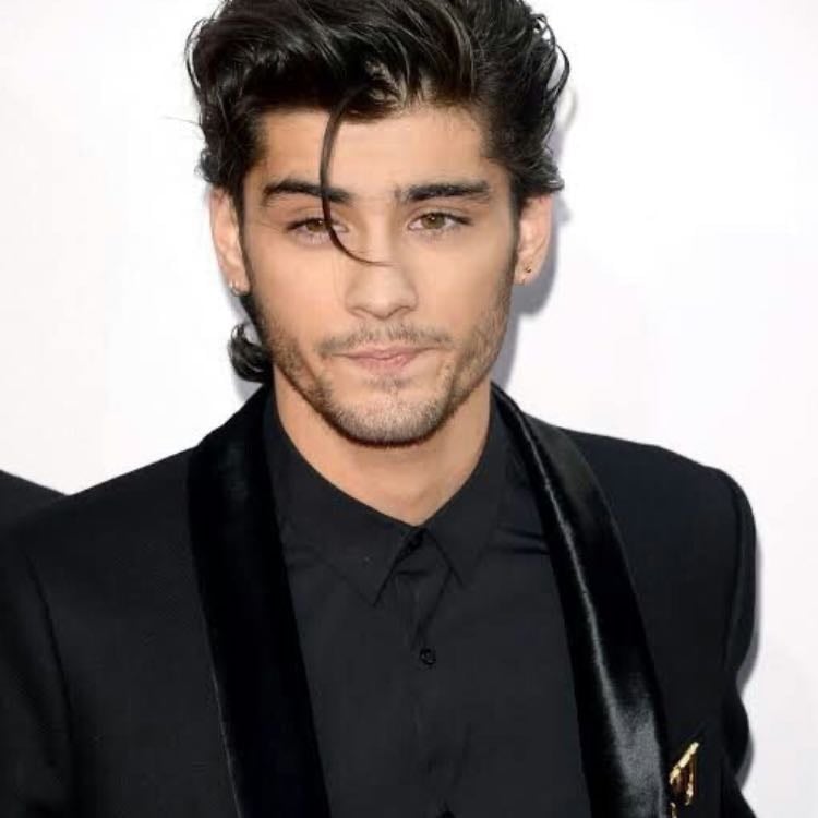 that strand of hair zayn ! - π₯