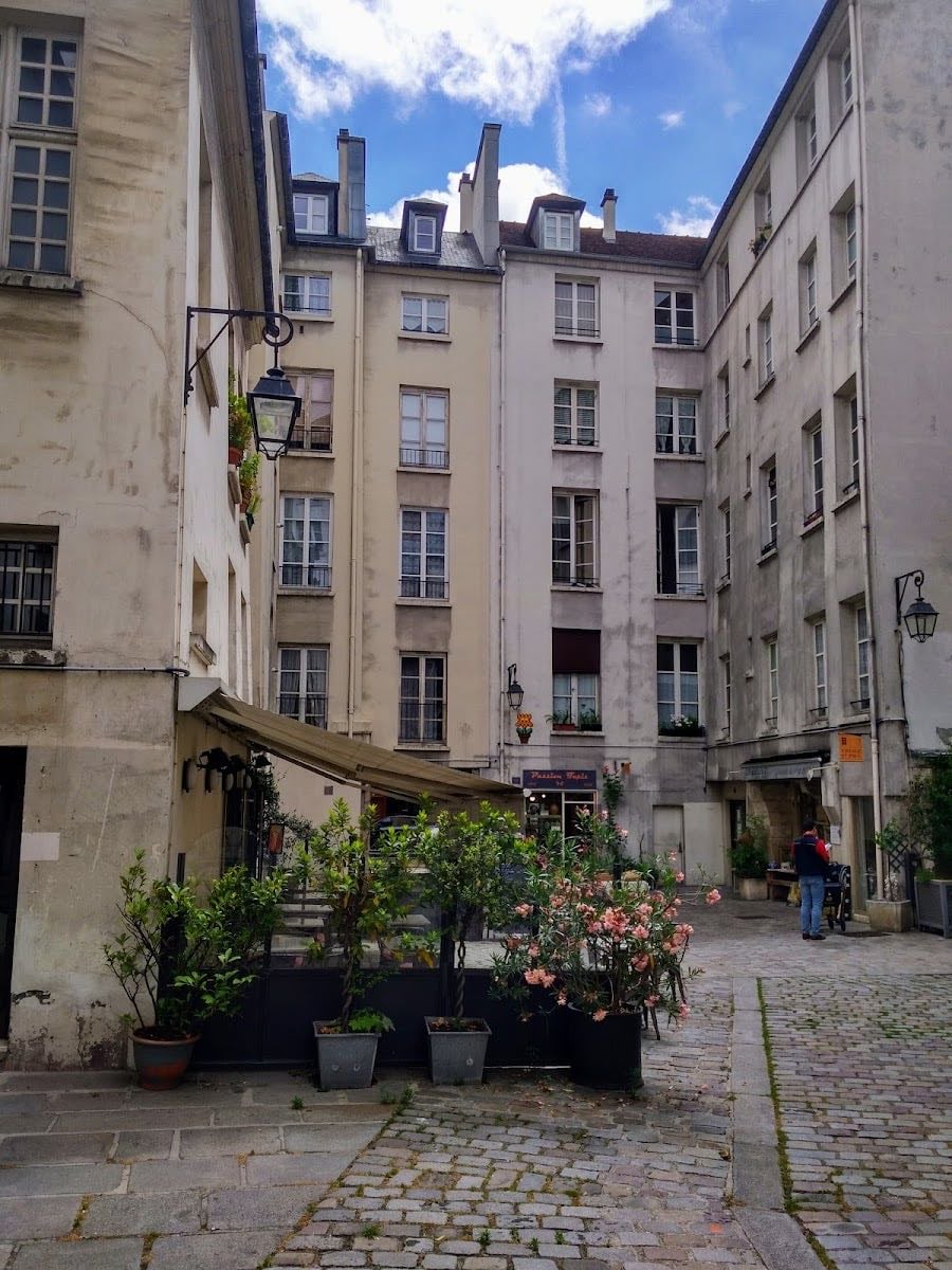 Le Village Saint-Paul - quiet morning walks