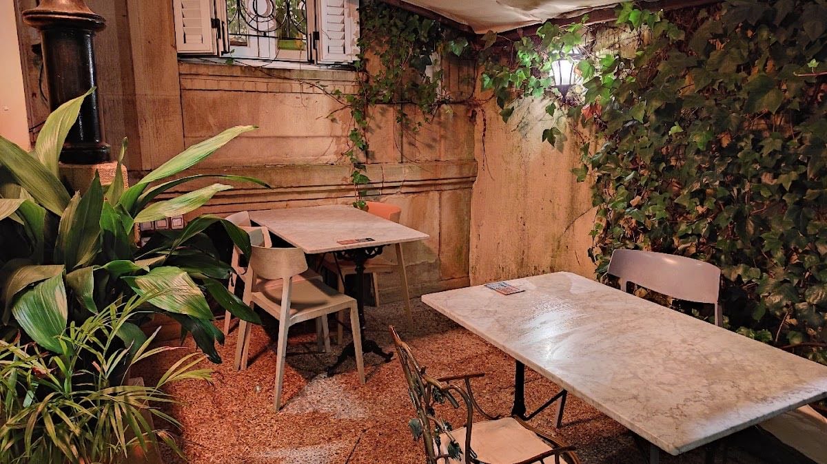 Kafe Botanika - Vegan options. ONLY go if the weather is nice