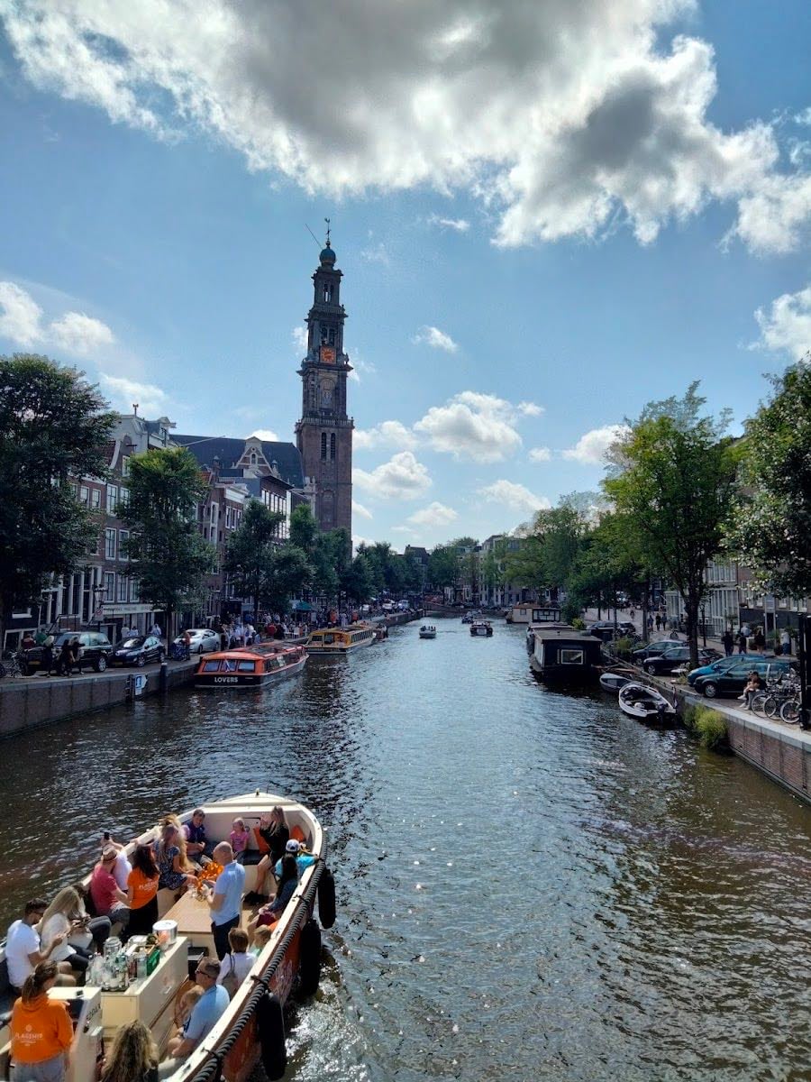 De 9 Straatjes - These streets throughout the canals are full of shops and restaurants! Definitely recommend just walking around here for a day, especially if you’re looking to shop around.