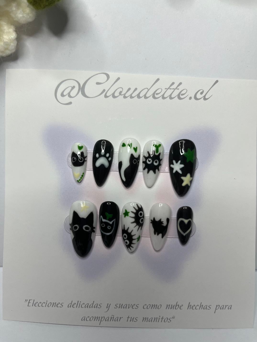 Black cat nails - @cloudette.cl