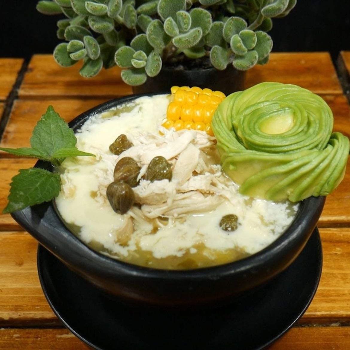 Ajiaco Santafereño - Un delicioso caldo típico de Bogotá, con pollo y tres tipos de papa.