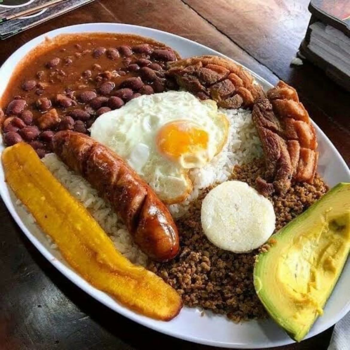 Bandeja Paisa 🍛 - Un plato típico de Antioquia, abundante y lleno de sabor.