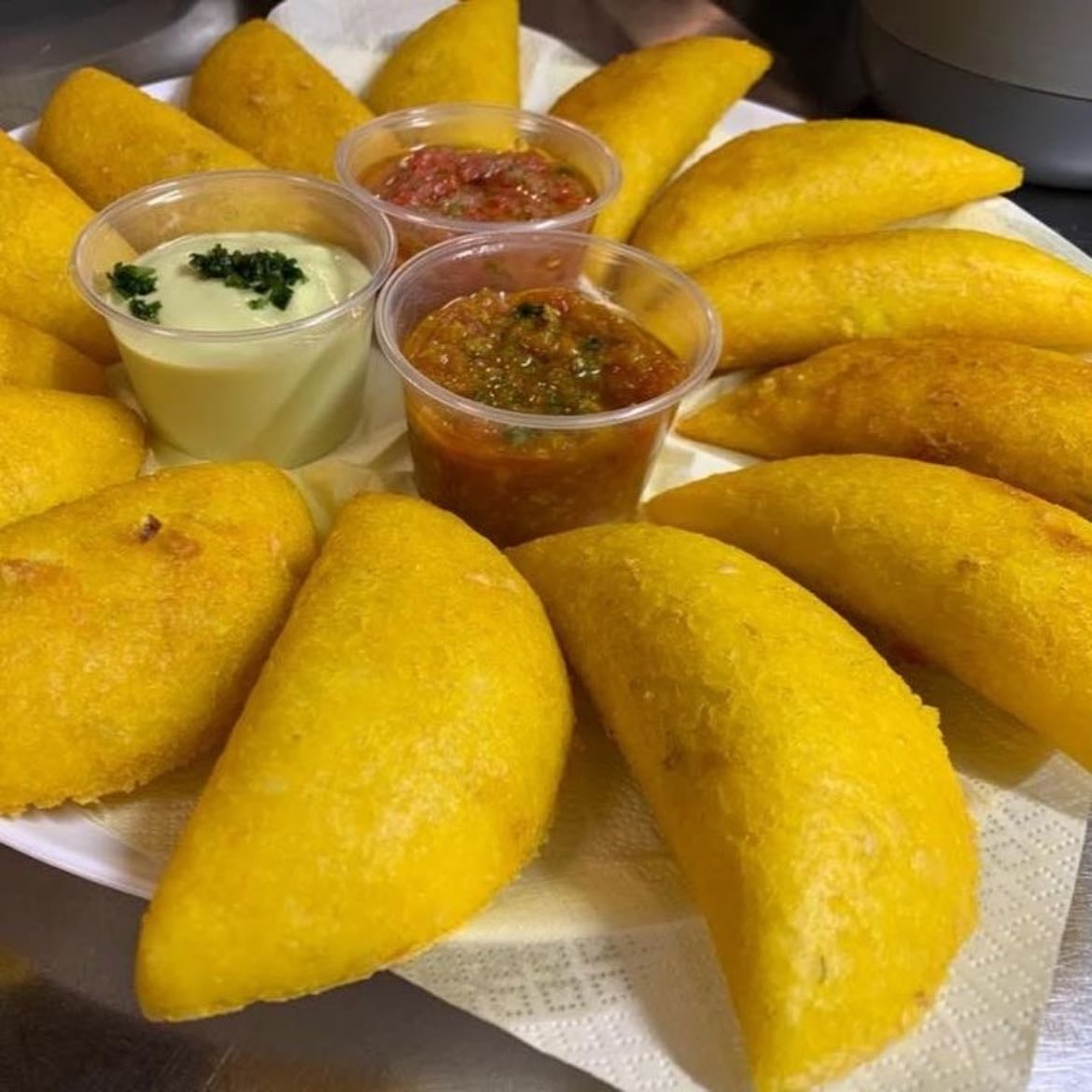 Empanadas 🥟 - Crujientes por fuera y rellenas de un delicioso guiso de carne y papa.