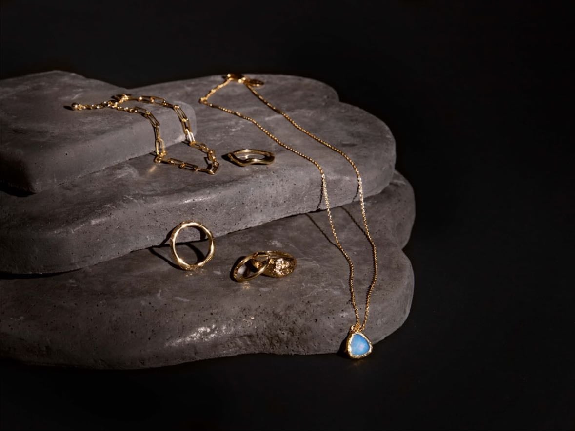 un bijou - (une bague) (3ilets)