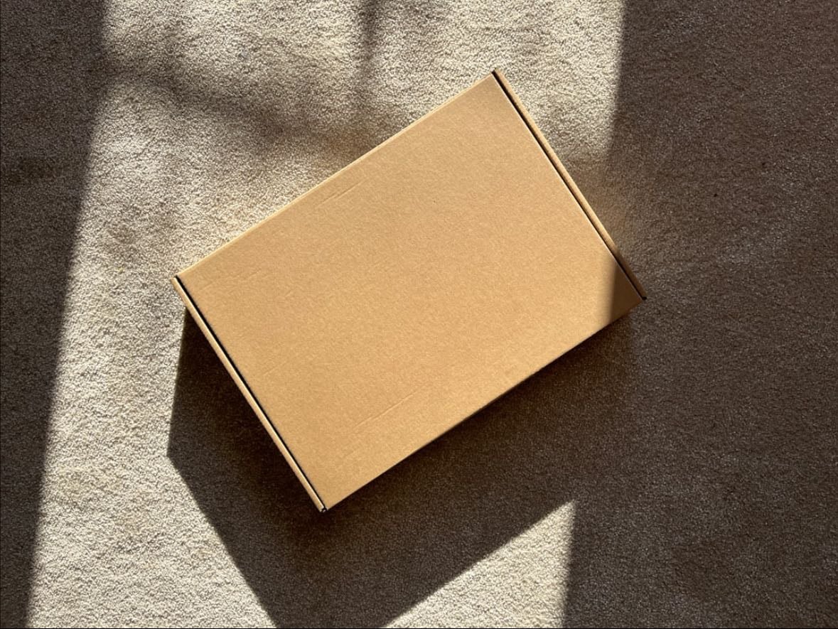 une boîte en carton