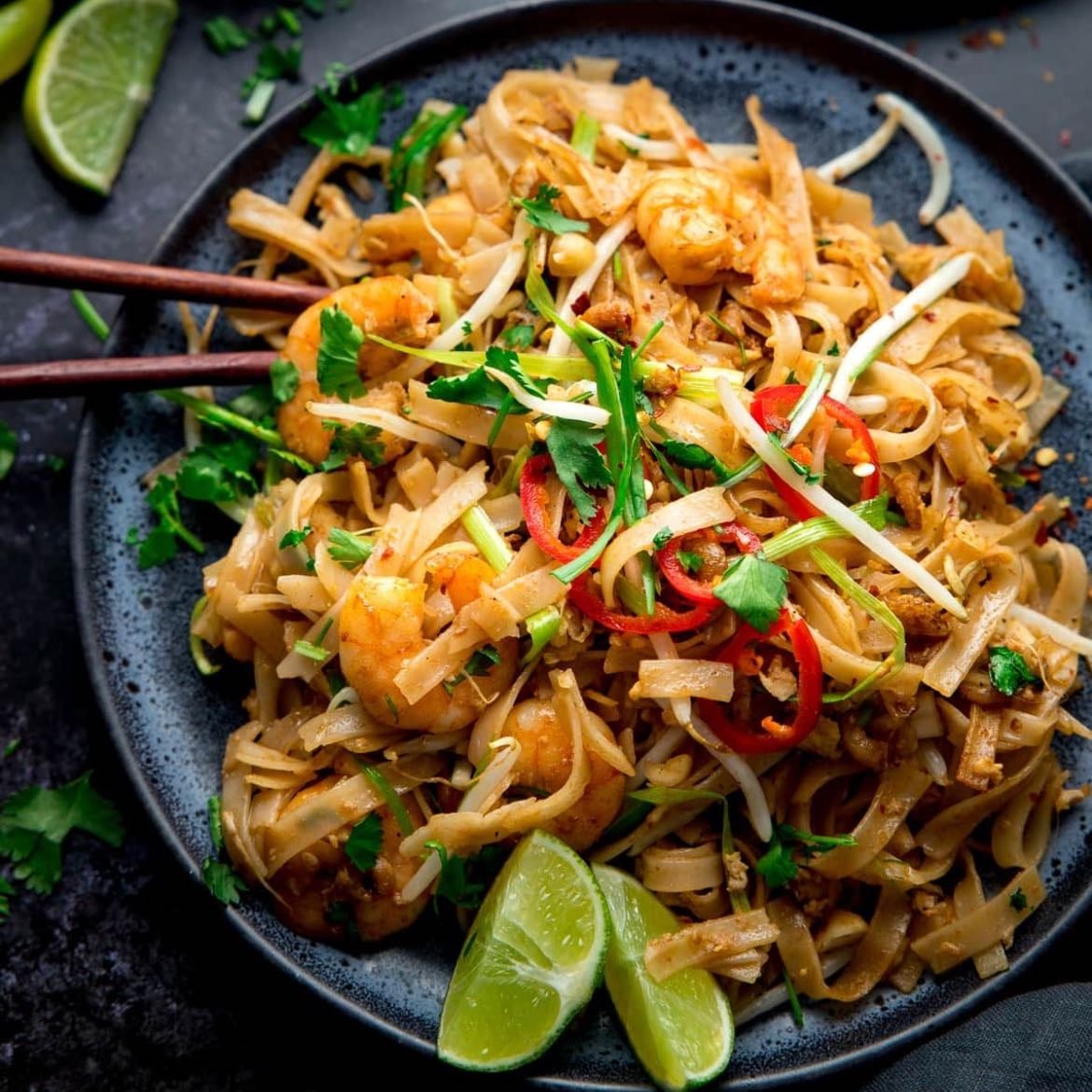 Pad Thai Tailandés - Fideos de arroz salteados con gambas, tofu, huevo, cacahuetes y lima