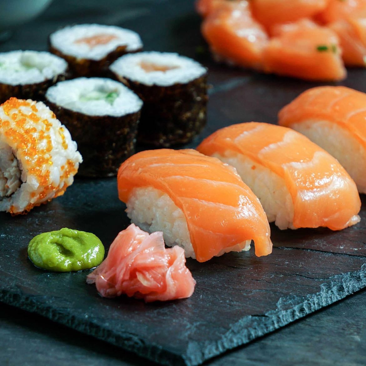 Sushi - Arroz avinagrado combinado con pescado crudo, vegetales y alga nori