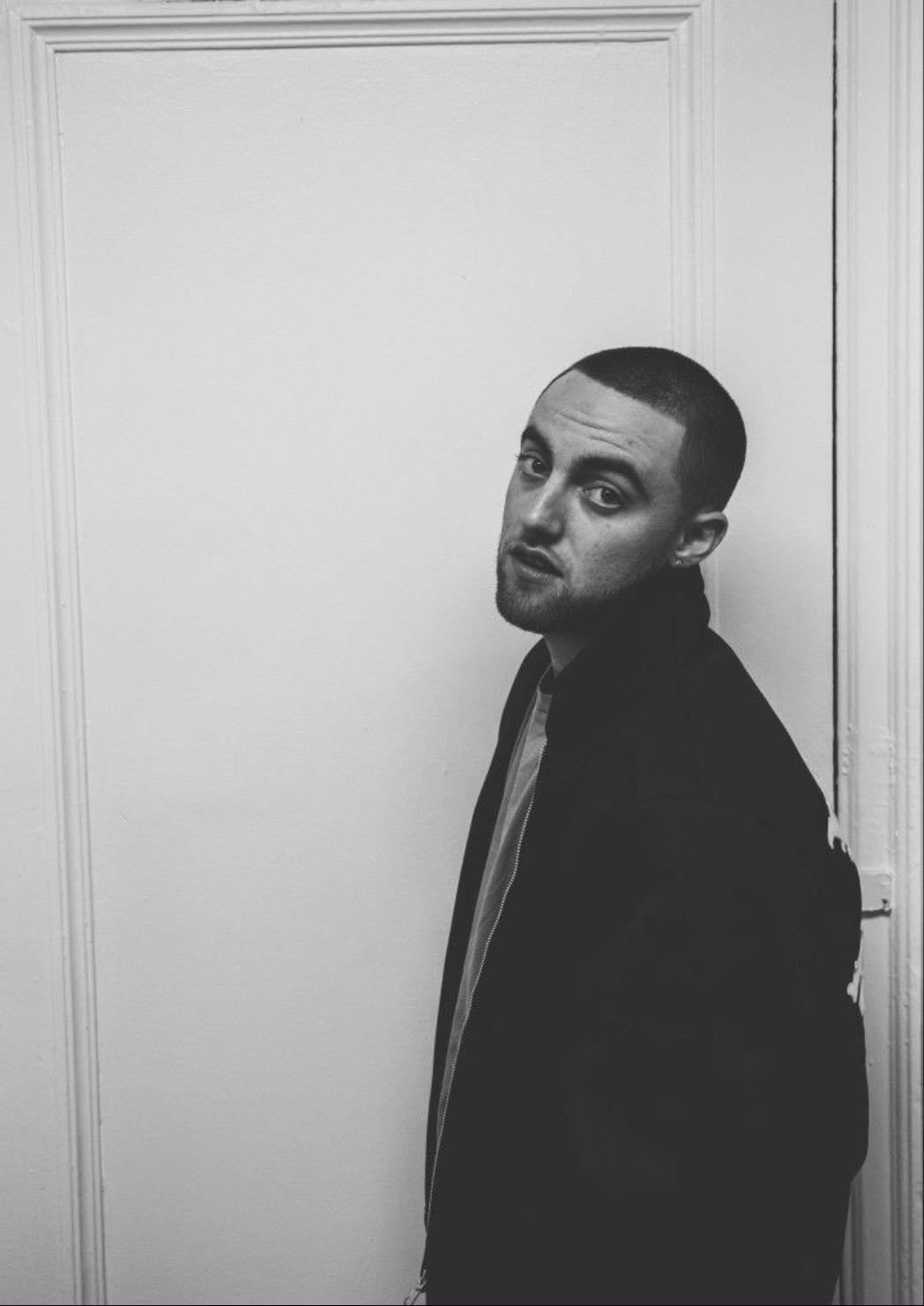 Mac miller - LO ADORO, uno de mis artistas fav, cada vez que escucho algo de él me llega bastante y lloro cuando me acuerdo que nunca va a volver😭😭😭