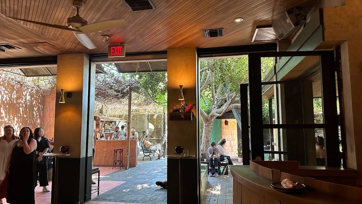 CAFE NIDO: Coffee & Books