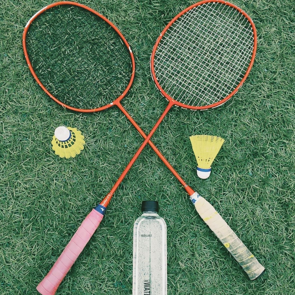 Jogar badminton