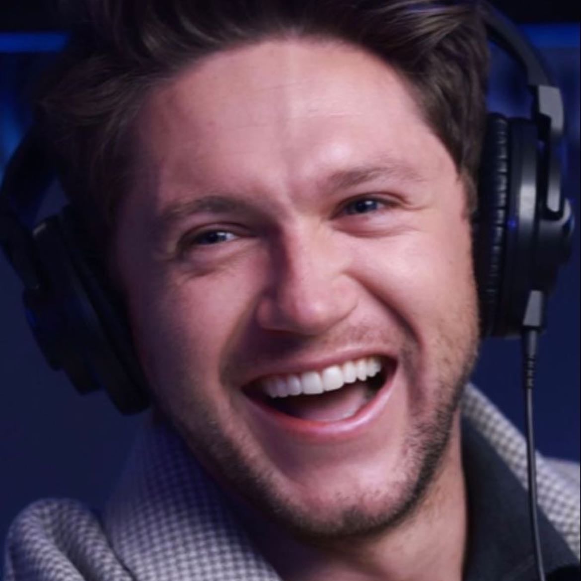 Get signed Niall merch - Again…very unlikely but I can dream x