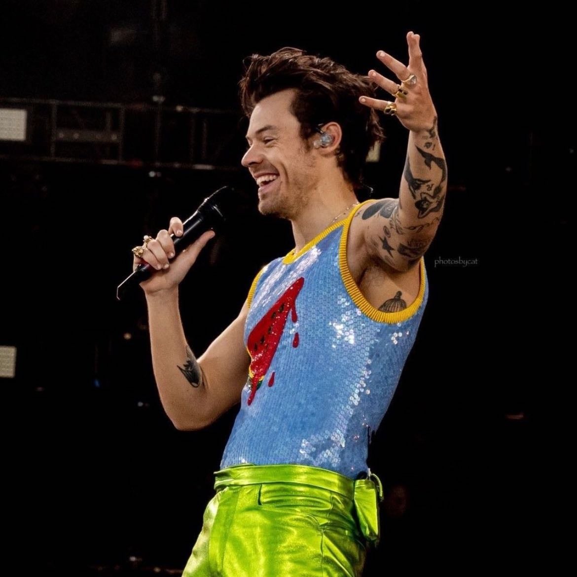 werchter 06/24/2023 - Neon green metallic leather pants, blue sparkly tank top with a glittery watermelon, blue and yellow satellite stompers