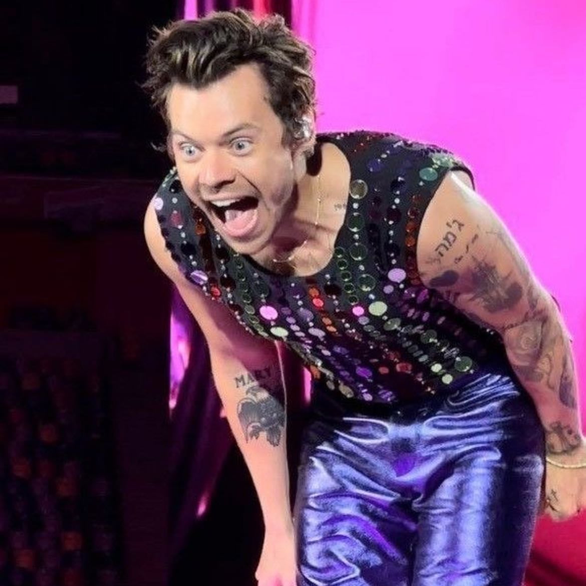 düsseldorf 06/28/2023 - Purple metallic leather pants, black tank top with rainbow rhinestones, purple satellite stompers
