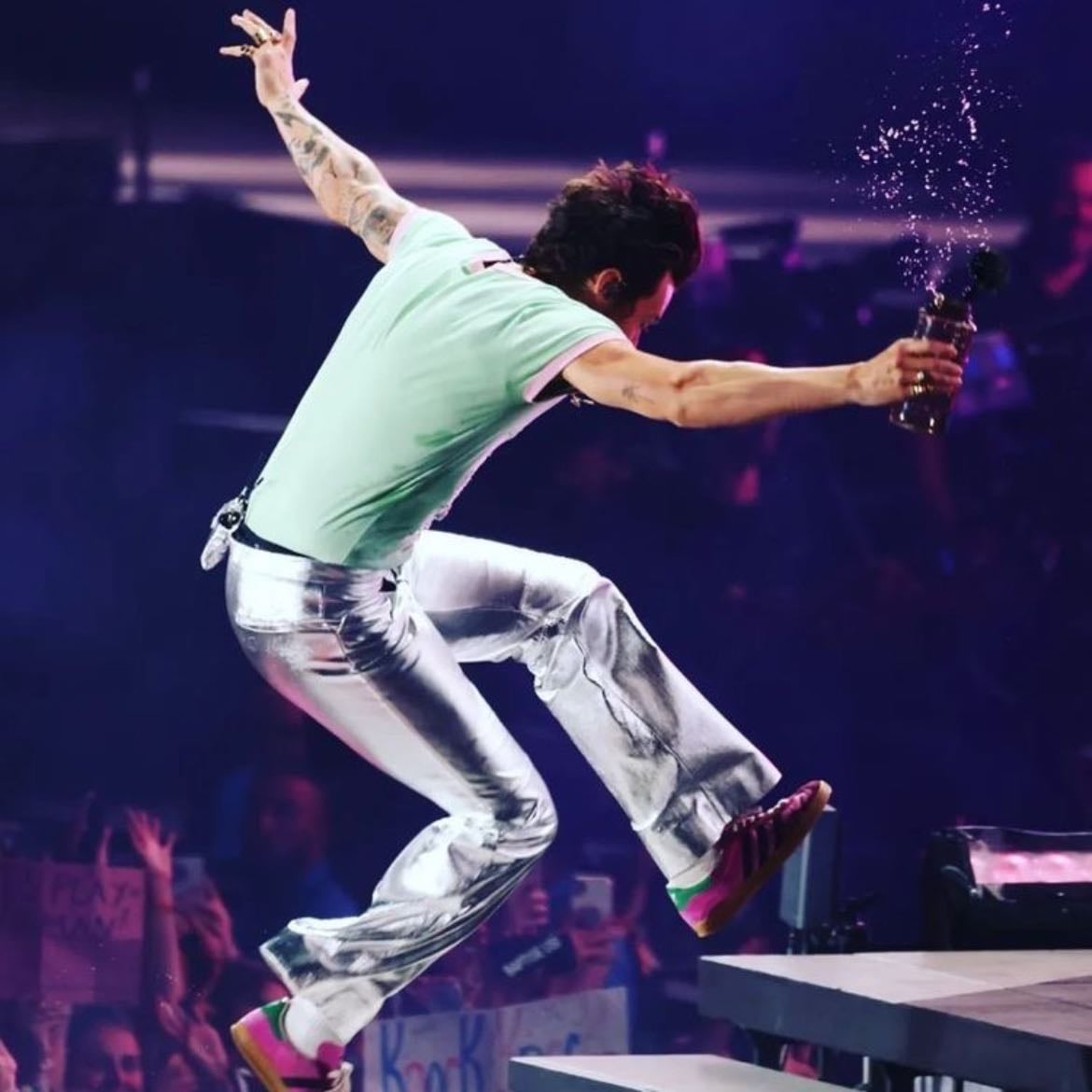 düsseldorf 06/27/2023 - Grey metallic leather pants, mint T-shirt with sparkly rocket, pink satellite stompers