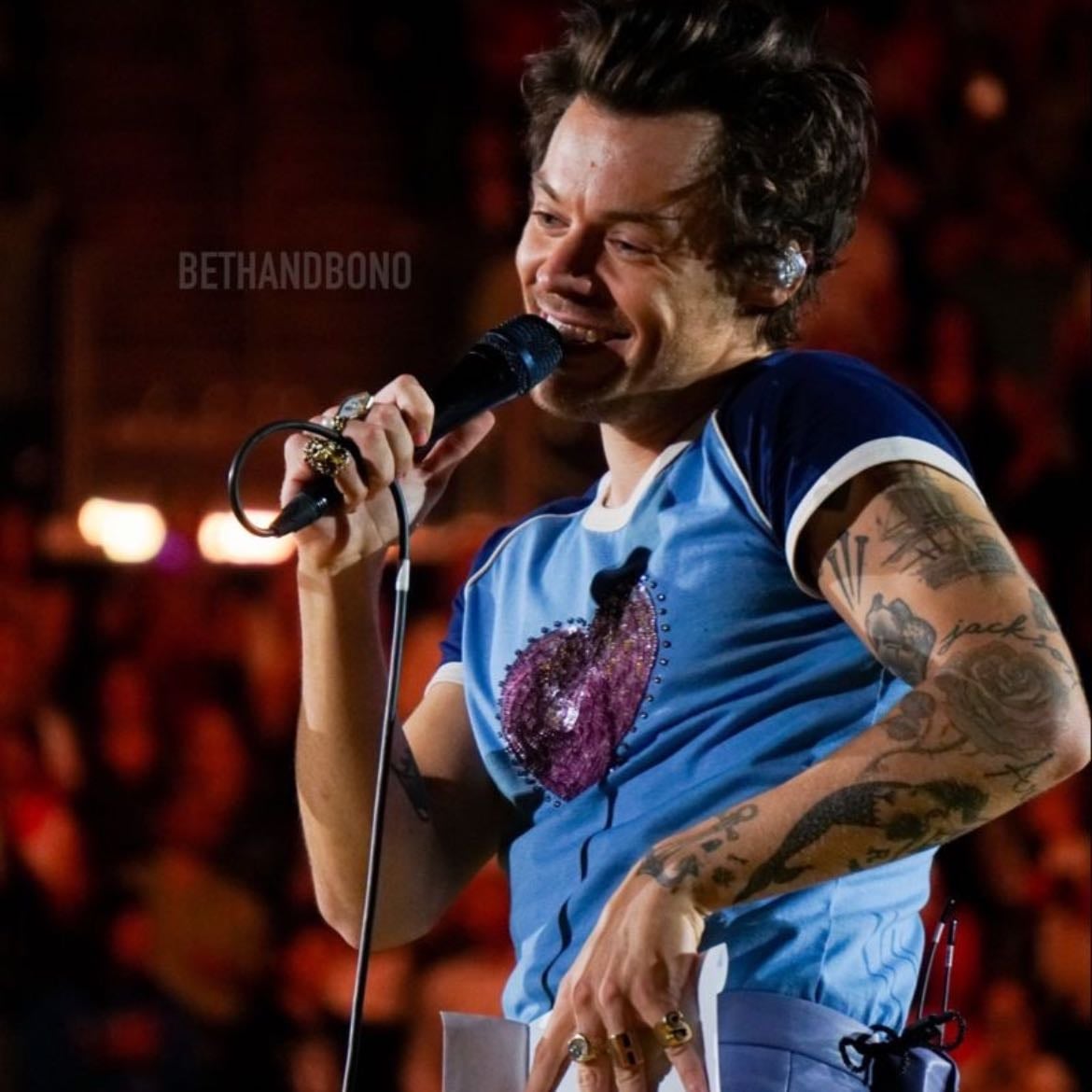 la 09/12/2022 - Lavender purple leather pants, light blue T-shirt with dark blue sleeves and a glittery pink heart with rhinestones around, purple satellite stompers