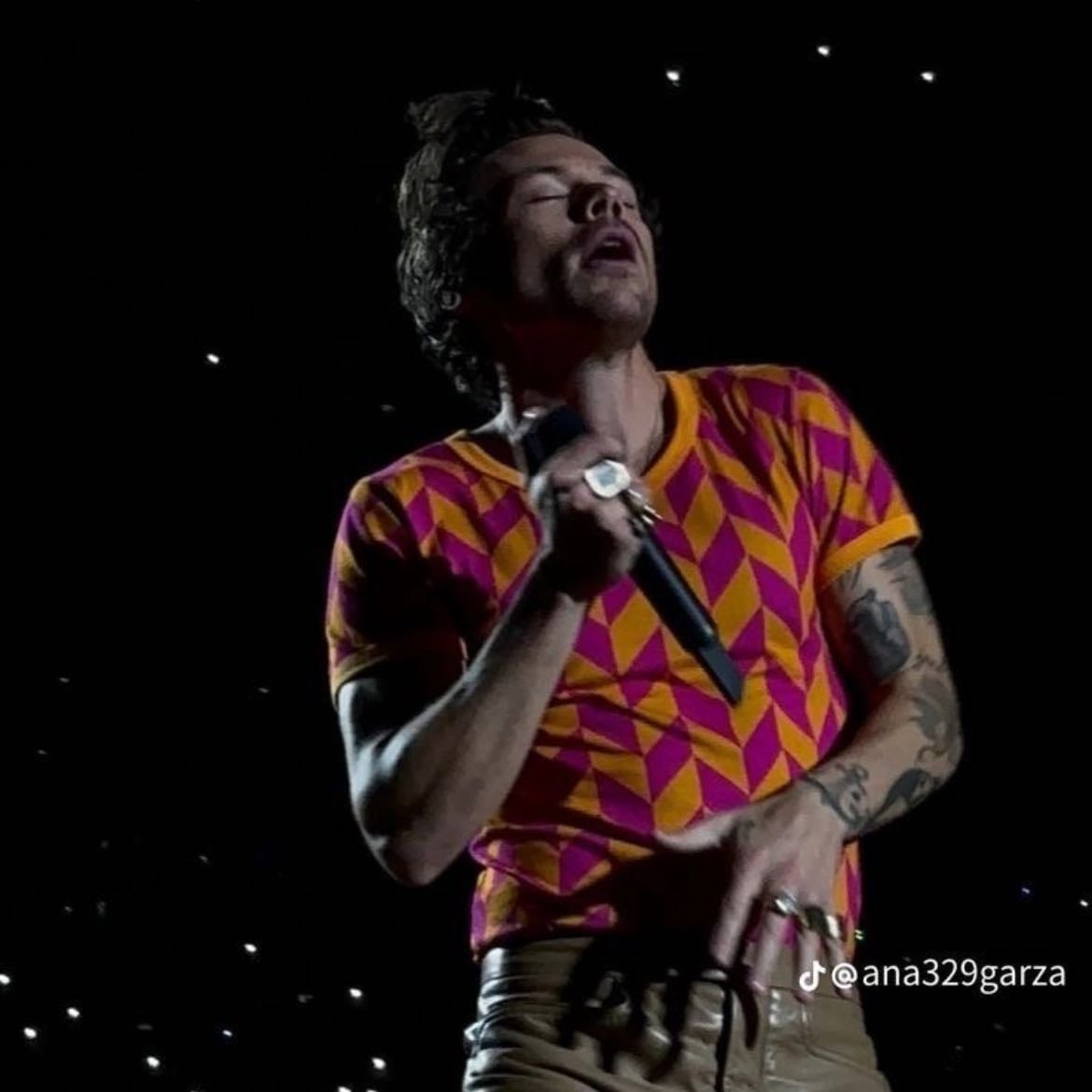 monterrey 11/22/2022 - Beige leather pants, pink and yellow diamond T-shirt, purple satellite stompers