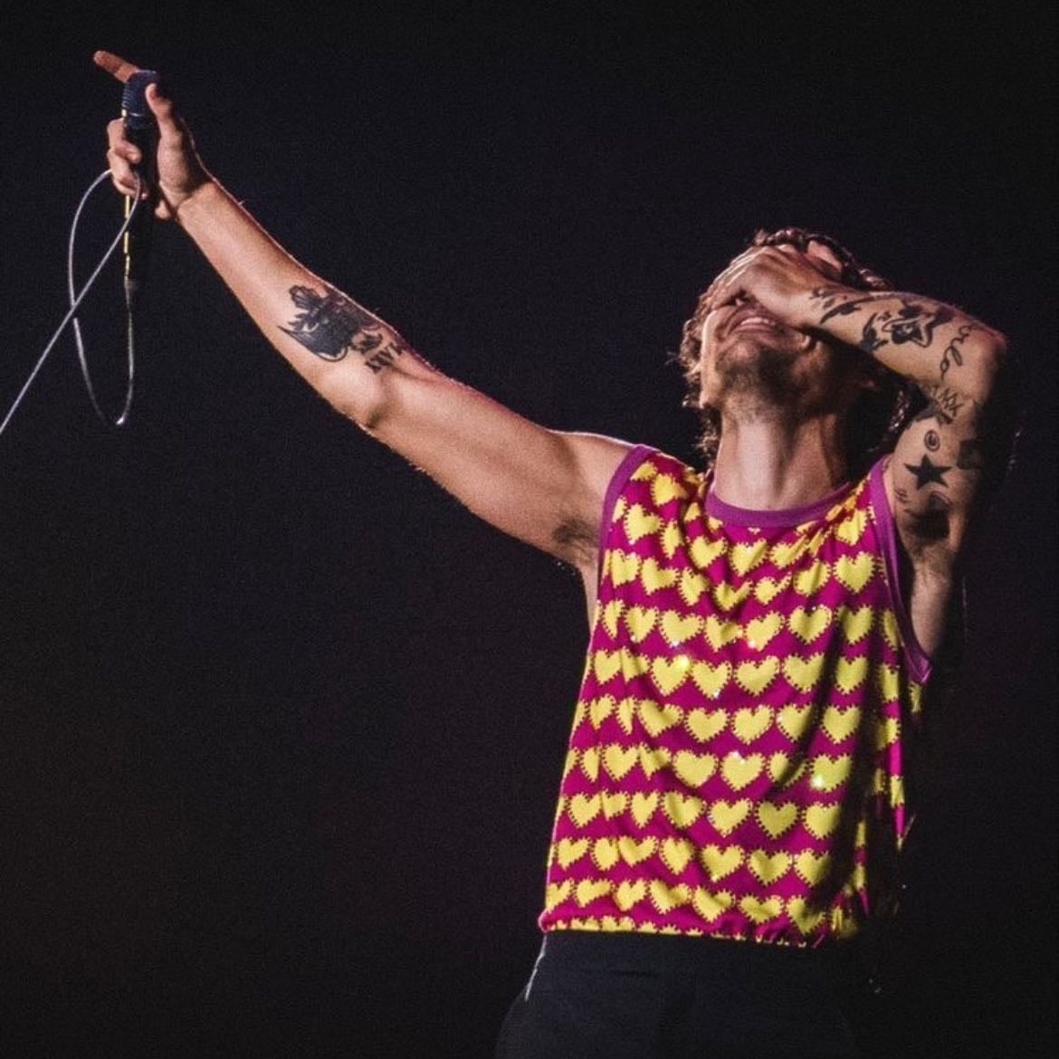 mexico city 11/24/2022 - Black loose pants, pink tank top with yellow hearts, pink satellite stompers