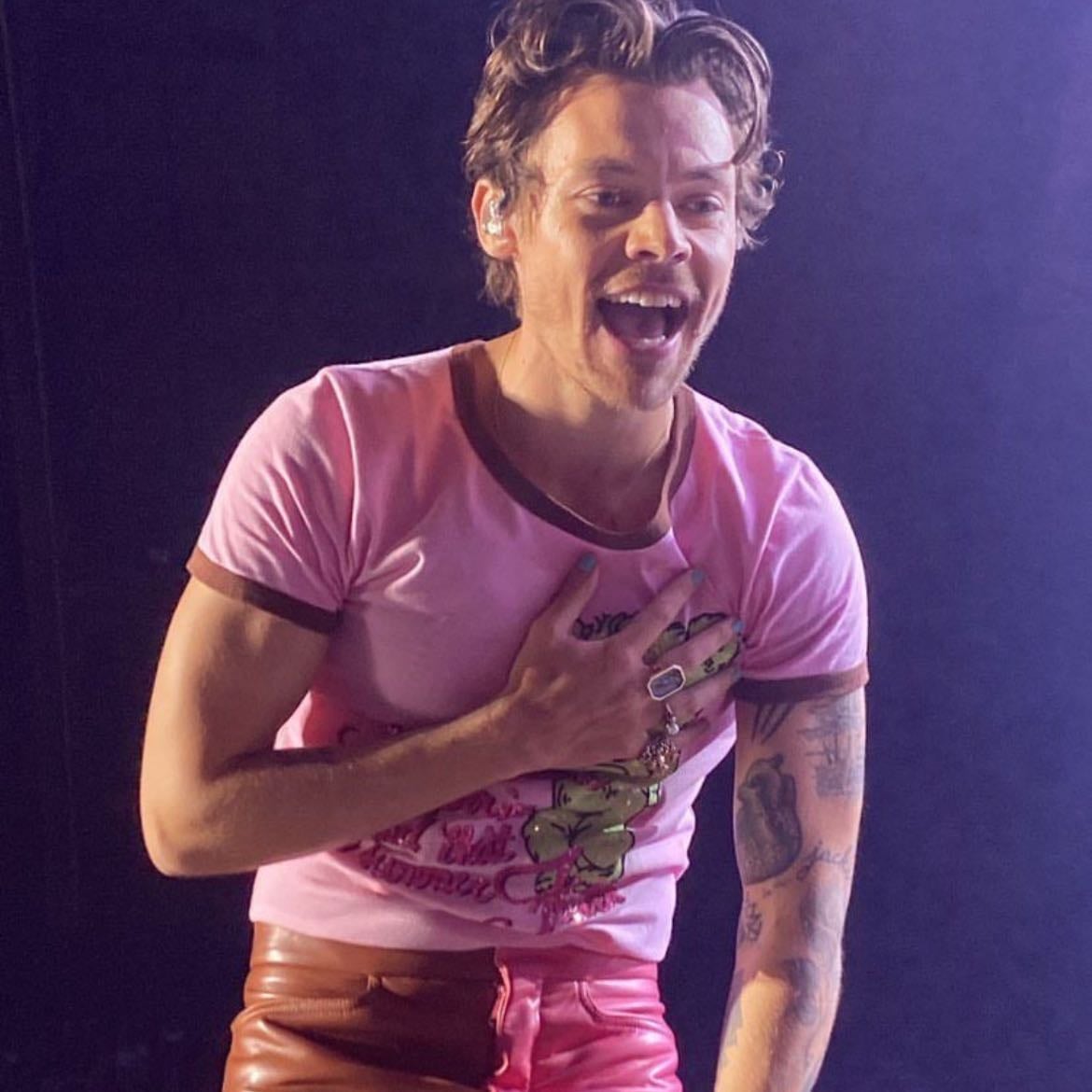 lisbon 07/31/2022 - Brown and pink leather pants, pink t-shirt with red writing and a green bear, red satellite stompers