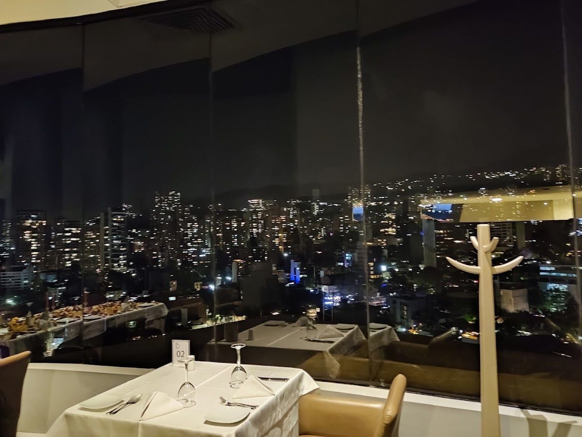 Tony Roma's Revolving Restaurant Bar - Este restaurante tiene una vista 360 de Medellín que te permite ver mientras comes ya que es un restaurante giratorio y tienen una increíble música en vivo