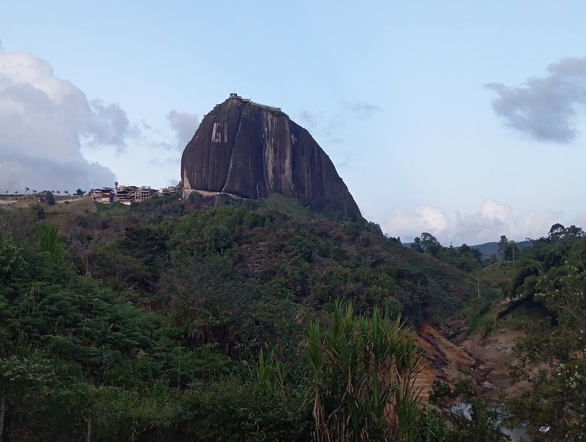 Guatapé - Te recomiendo un tour privado como lo hacemos nosotros, si visitas guatapé no dejes de pasar por la casa al revés