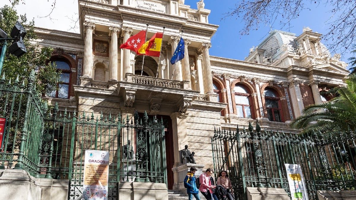 Escuela Técnica Superior de Ingenieros de Minas y Energia de Madrid UPM - Visita la biblioteca en horario de abertura