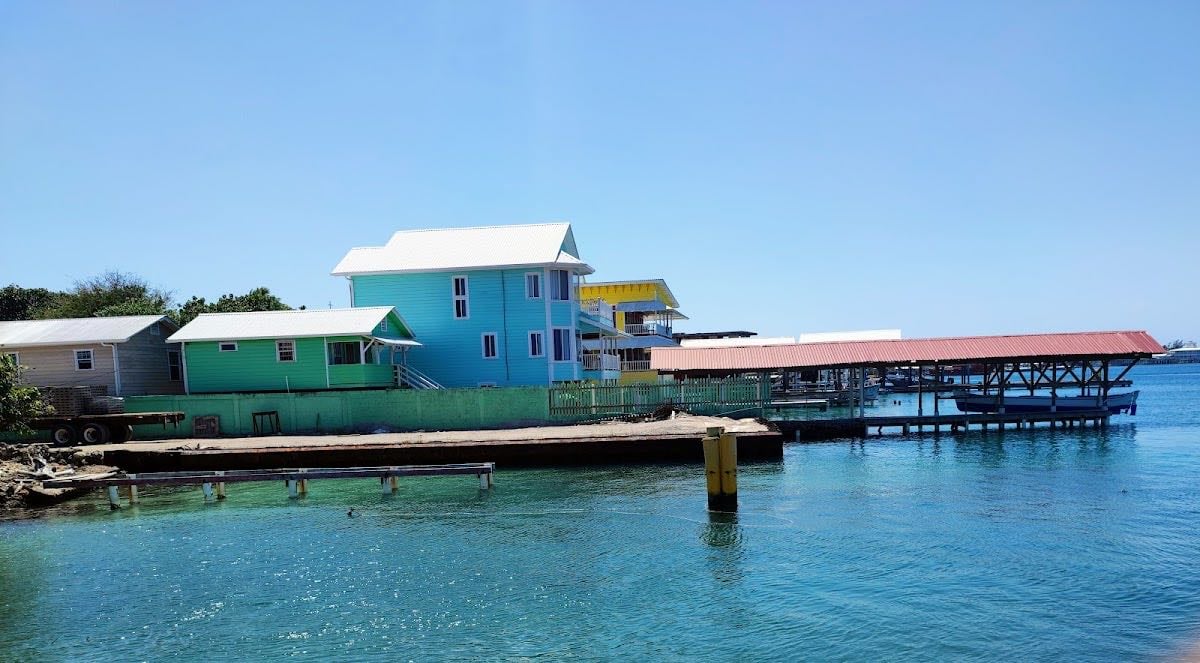 Utila - Next to Roatan youâll find the best nightlife on a beach
