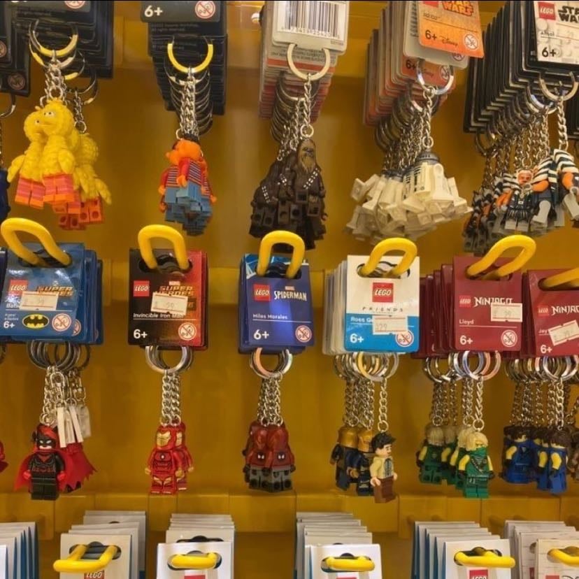 lego - gosto de montar legos e acho que ganhar um chaveiro de algum personagem que eu curta seria bem massa
