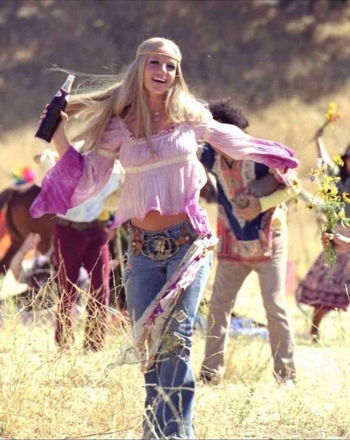 Britney Spears - Me encontré con esta foto y me hice varias preguntas ¿dónde estaba Britney en esta foto? ¿qué lleva puesto? ¿por qué? ¿y quién la vistió?
- Las respondo todas en el apartado de abajo