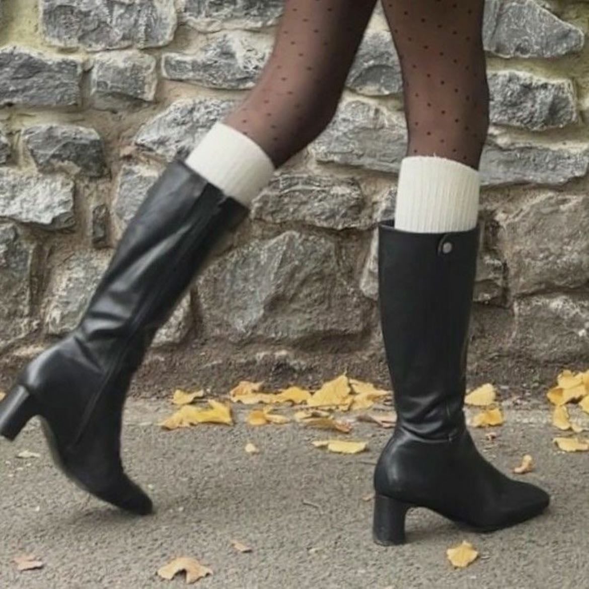 Botas - Las botas con medias que sobresalen + esas medias negras con puntos es un SI.