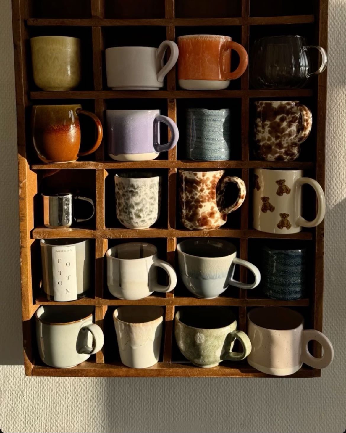 Una estantería llena de tazas