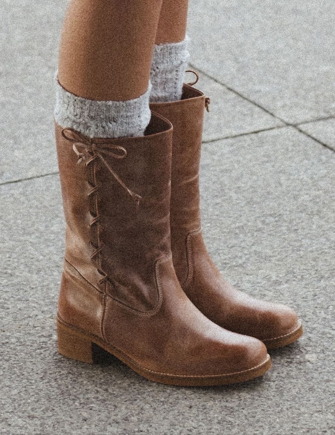 Botas - Otra vez botas con medias que sobre salen ( el detalle de la moña me encanta)