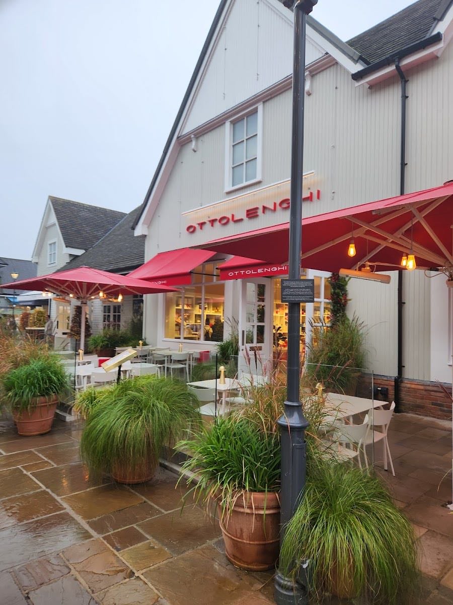 Bicester Village - Finding good things (make sure to eat a slated crep)