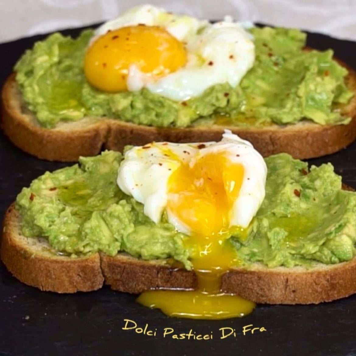 Toast con avocado e uovo - 330kcal