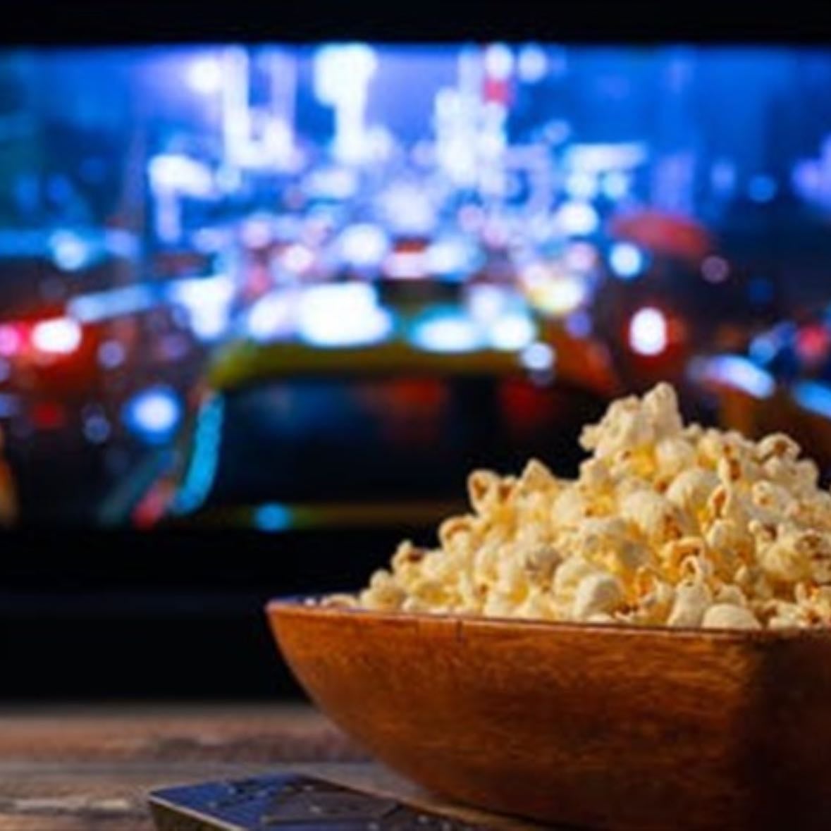 Ver una película en casa