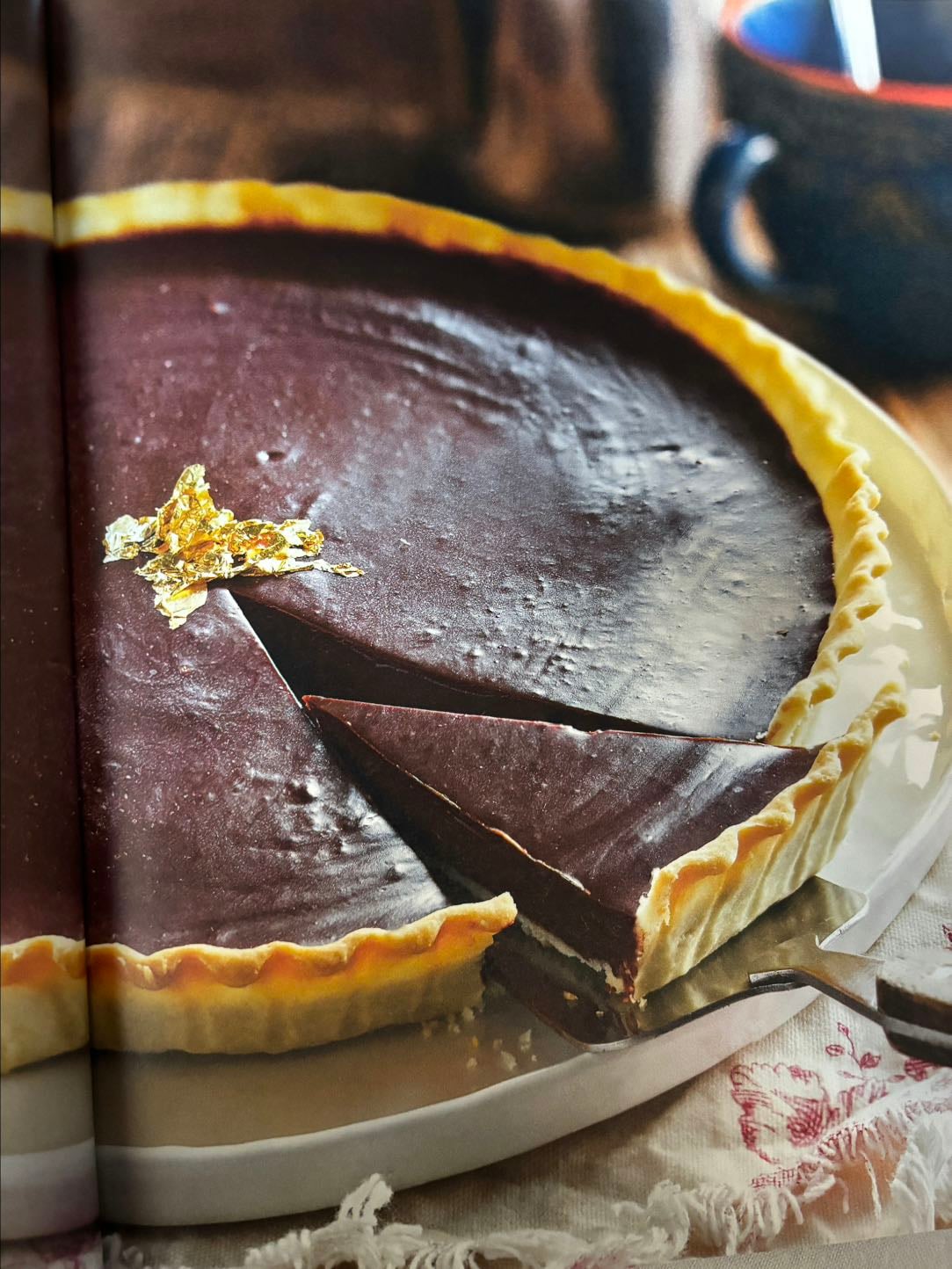 Tarta con crema de chocolate negro
