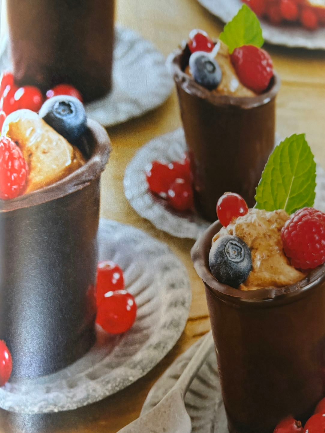 Vasitos de chocolate con mousse de avellanas