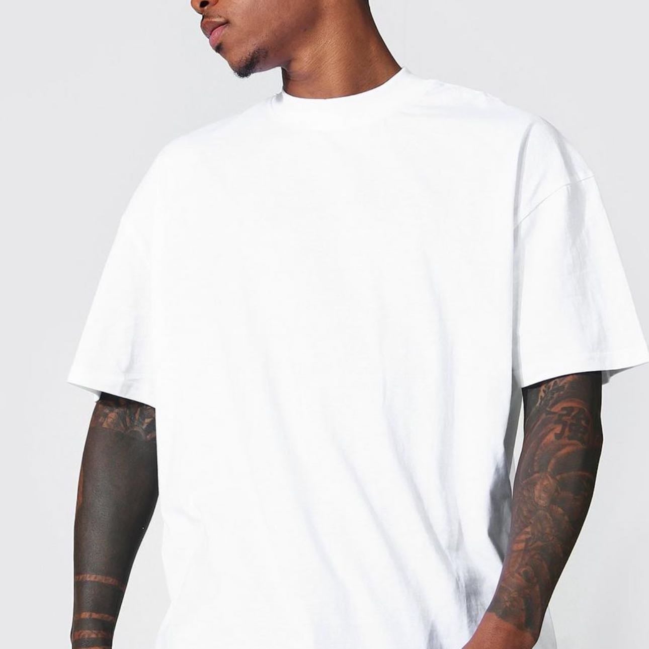 Camisetas oversized - Con un corte boxy y tanto en manga larga como de manga corta, un básico super esencial en tu armario esta temporada. Personalmente recomiendo las de Uniqlo y Zara