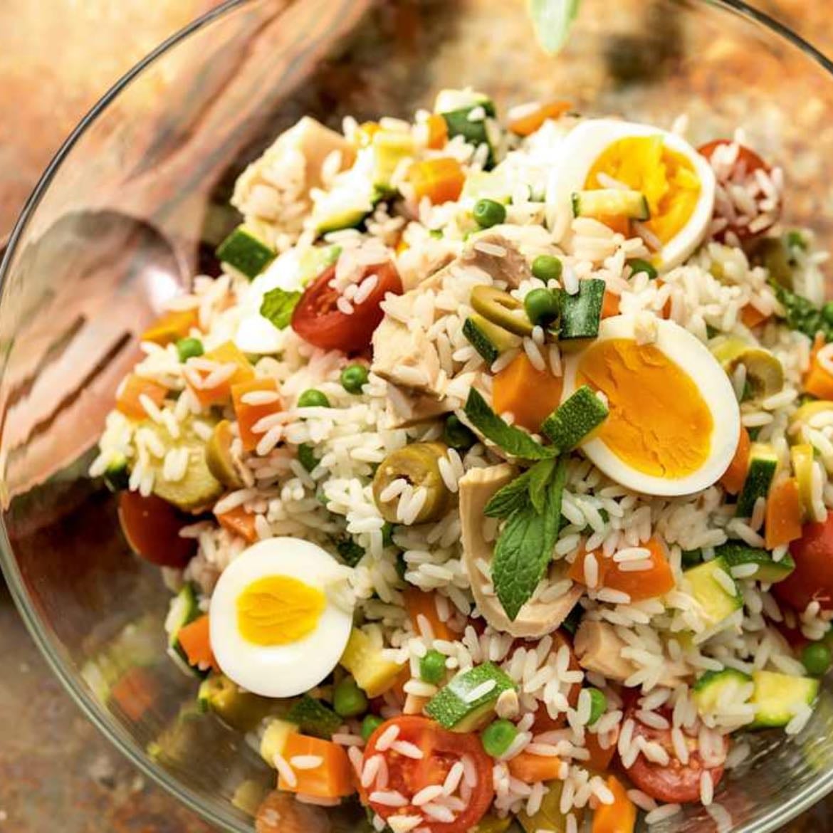 Ensalada - -arroz
-atun
-huevo
-tomate
-lata de maíz
-zanahoria (rallada)
-sal, aceite, vinagre