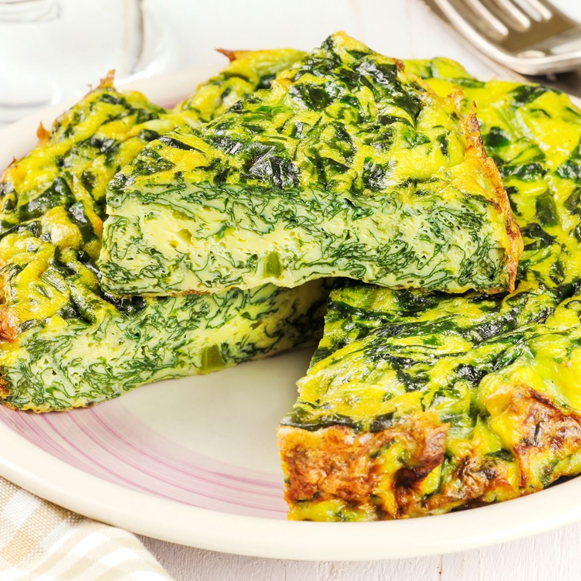 Tortilla de papa - -4papas
-4huevos
-espinaca
-lechuga, tomate
-sal, aceite