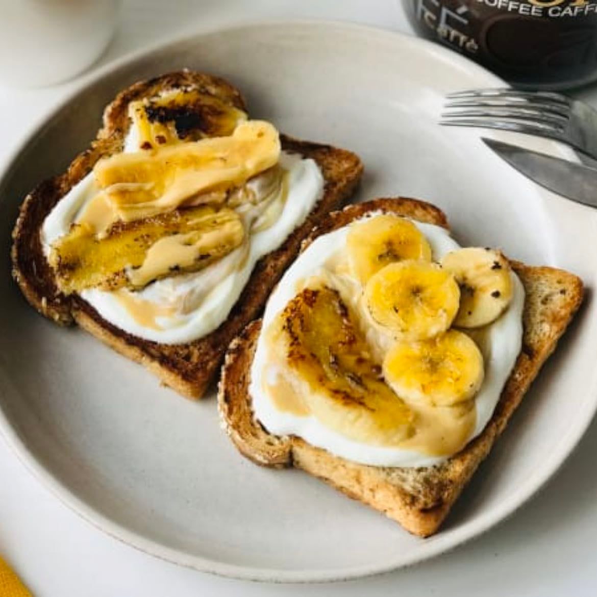 Tostada - Con yogurt
-banana slices
-yogurt griego
-endulzante
-canela en polvo