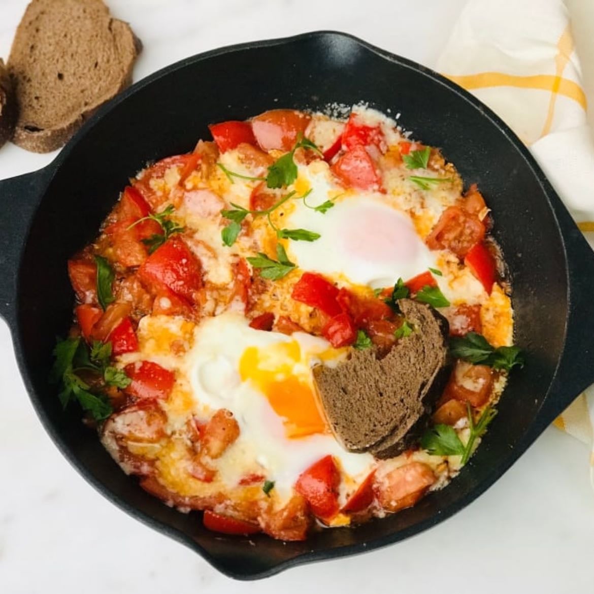 Shakshuka - - huevos
-tomate/ pasta de tomate
-pan
-sarten
-sal