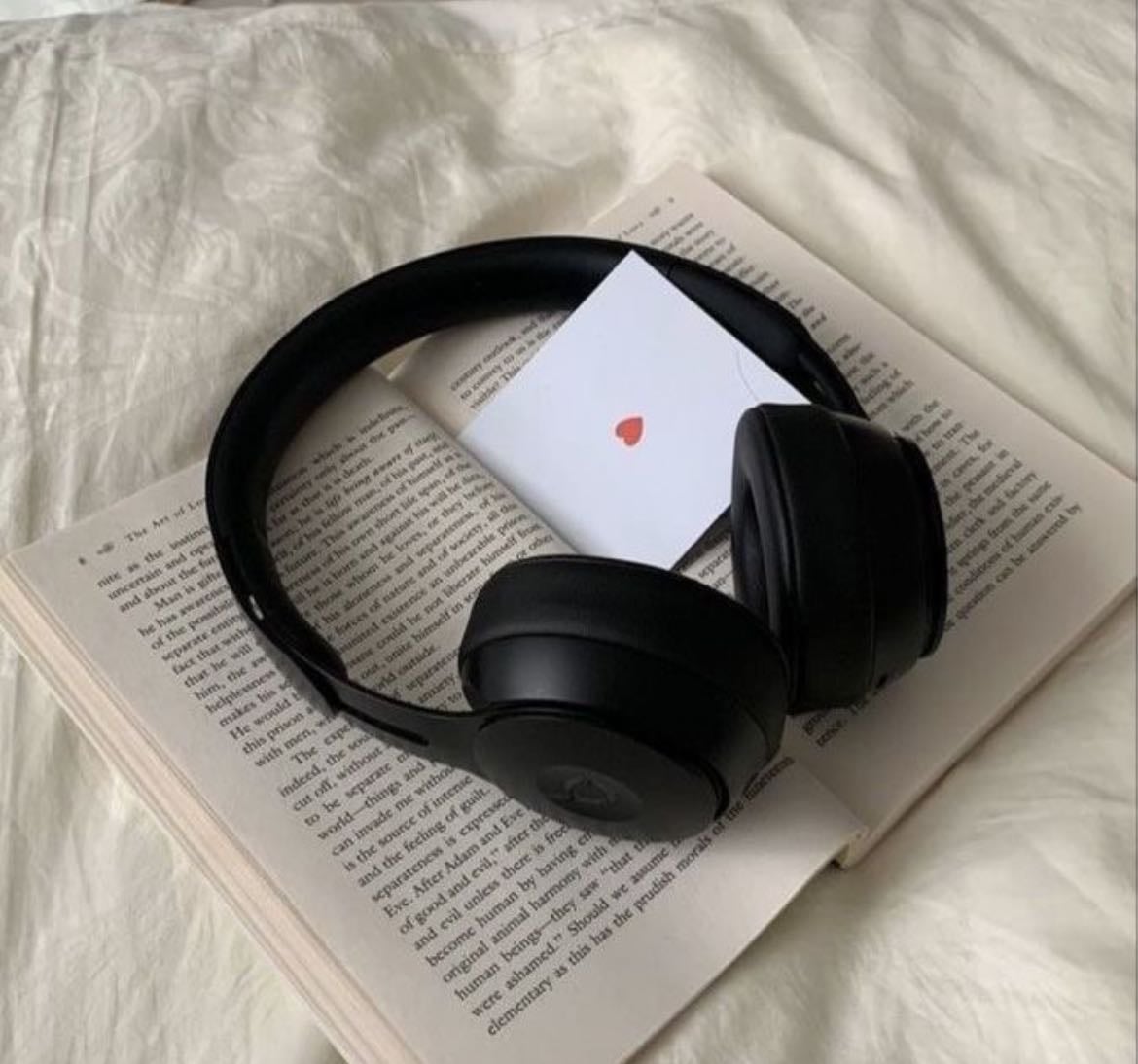 cool girl reads 🪐 - Books hypelist by liv