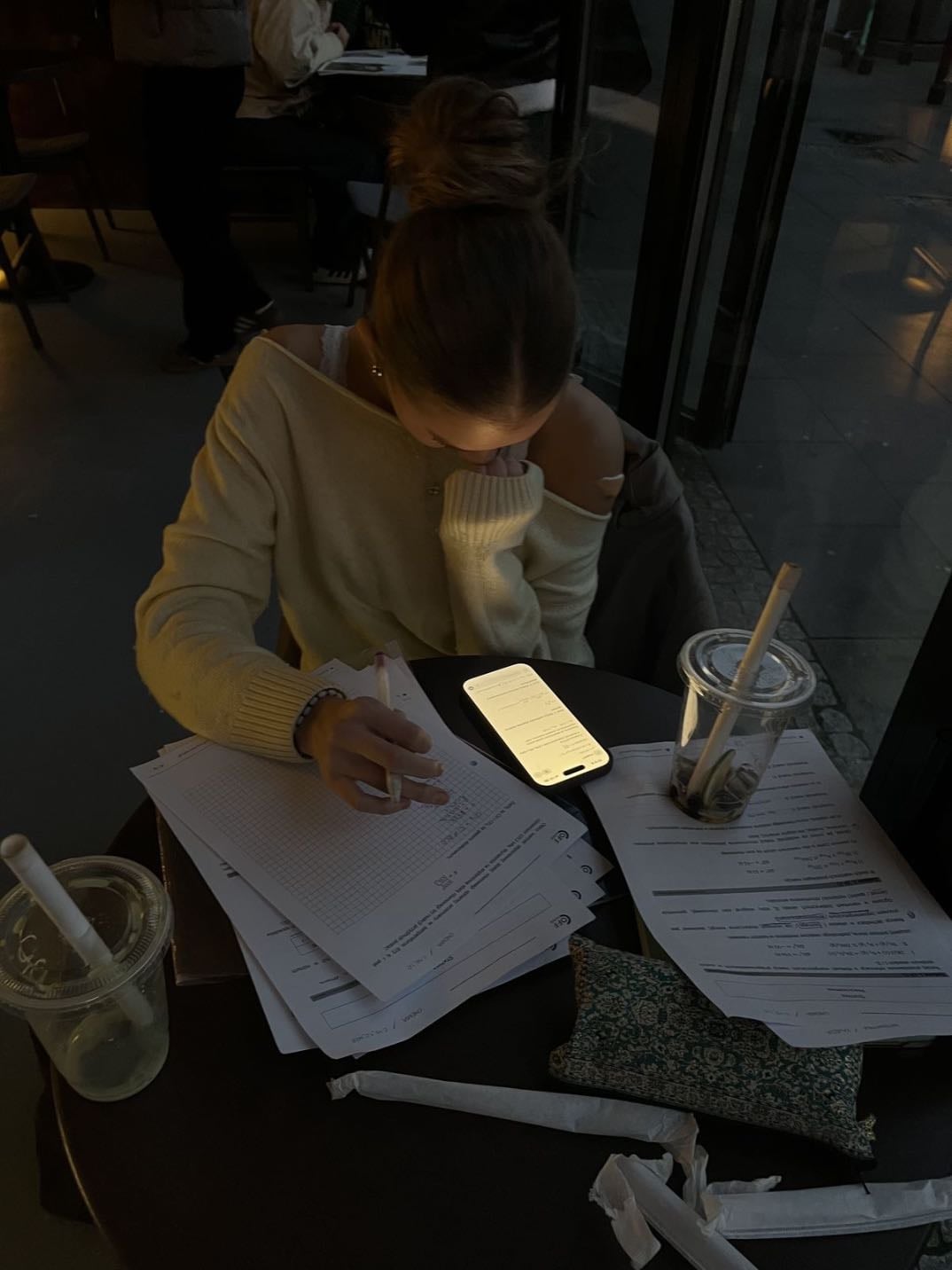 WORKING - mes devoirs c’est à la vie à la mort, je suis une student girlll